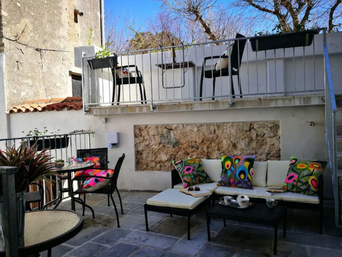 Cres Art Studio Kuning Apartment Екстер'єр фото